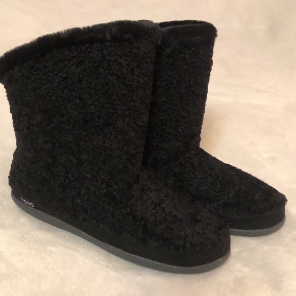 NWT faux Persian lamb black Inez boots from Tom’s with super soft fur lining - Picture 12 of 16
